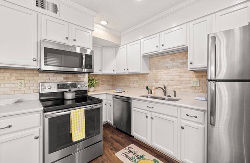 Gainesville Condo | 16+ day, Quiet 2/1.5 condo 5 min from NE Georgia Med Center & Gainesville Square