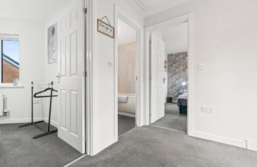 Little Hay House | #16 Detached Stunning Lux 3 Bed home Parking NEC