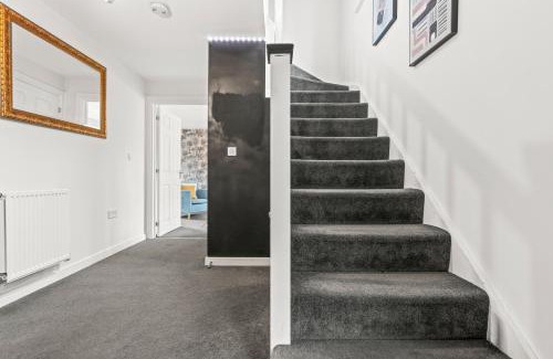 Little Hay House | #16 Detached Stunning Lux 3 Bed home Parking NEC