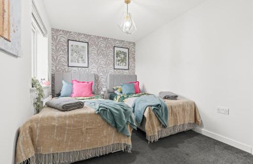 Little Hay House | #16 Detached Stunning Lux 3 Bed home Parking NEC