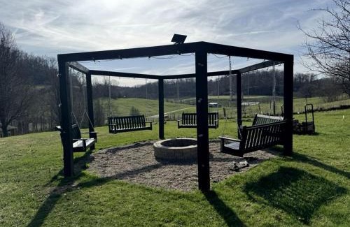 Ava House | 16 Guests | Ponds | Hot Tub | Game Room | Trails in Sarahsville
