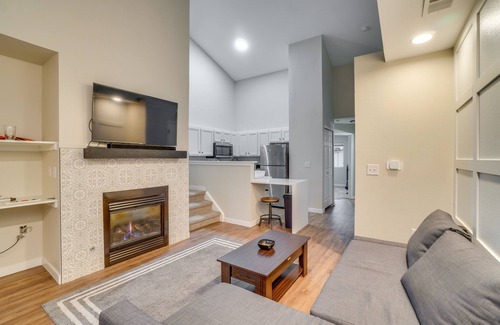 Aurora House | 16 Mi to DIA: Townhome w/Fireplace in Aurora