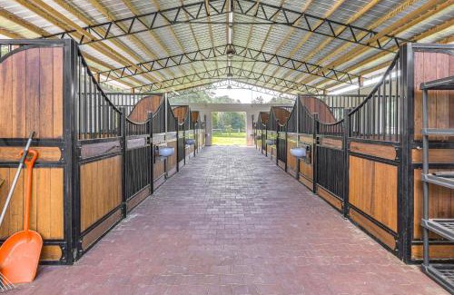 Fellowship House | 16 Mi to WEC Horse-Friendly Home on 5 Acres!