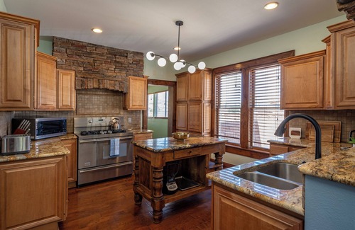 Alamogordo House | 16 mi to White Sands. Pool, Game Room, King Beds