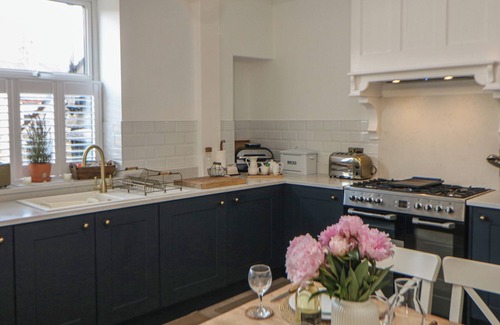Little Hayfield Cottage | 16 OAK BANK, family friendly, character holiday cottage in New Mills