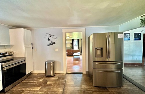 Antrim House | 16 ppl 2 hot tubs, game room, fire pit