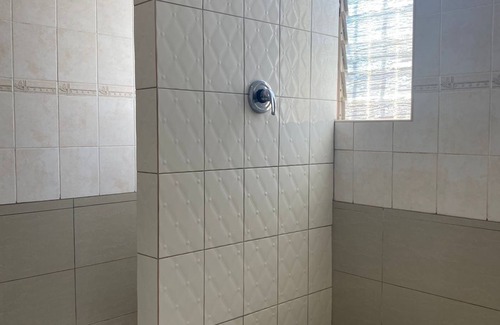 Windermere House | 16 sleeper house, 5 minutes to Moses Mabhida Stadium North Beach & Florida Road