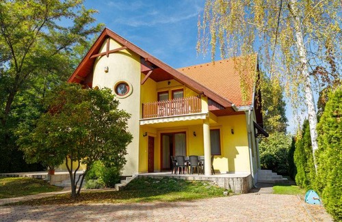 Balatonszarszo Apartment | 160 m² Apartment ∙ 4 bedrooms ∙ 10 guests