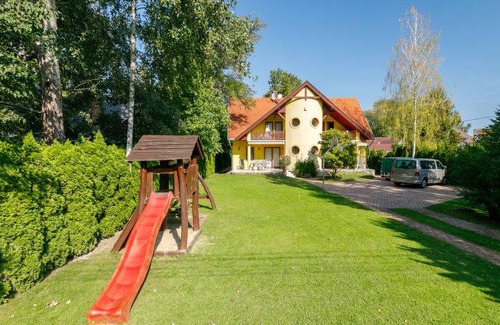 Balatonszarszo Apartment | 160 m² Apartment ∙ 4 bedrooms ∙ 10 guests