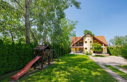 Balatonszarszo Apartment | 160 m² Apartment ∙ 4 bedrooms ∙ 10 guests