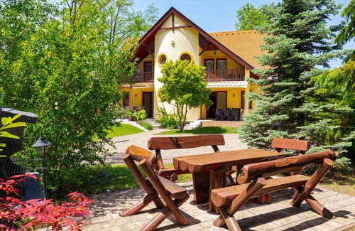 Balatonszarszo Apartment | 160 m² Apartment ∙ 4 bedrooms ∙ 10 guests