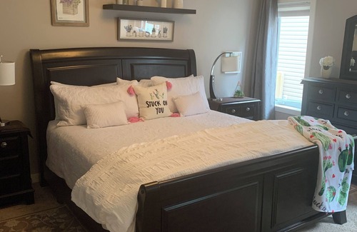 Chestermere House | 1600 sq ft bungalow 2 bdrms lower level, sleeps 6 adults, 8 min east of Calgary