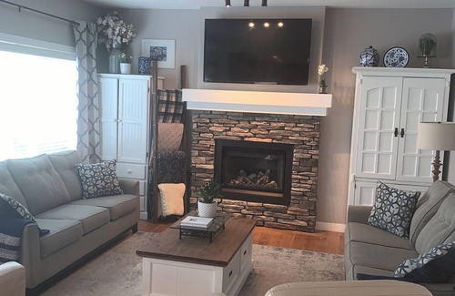 Chestermere House | 1600 sq ft bungalow 2 bdrms lower level, sleeps 6 adults, 8 min east of Calgary