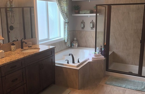 Chestermere House | 1600 sq ft bungalow 2 bdrms lower level, sleeps 6 adults, 8 min east of Calgary