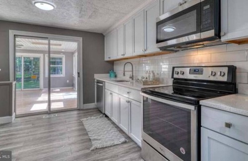 Nottingham House | 163) Massive 3 bedroom home with backyard!