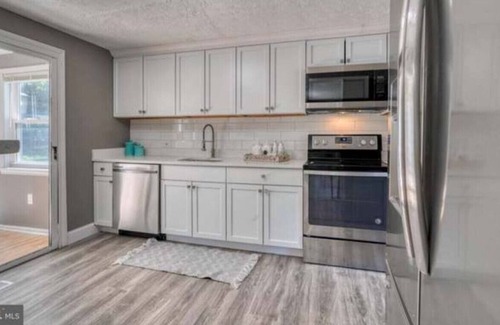 Nottingham House | 163) Massive 3 bedroom home with backyard!