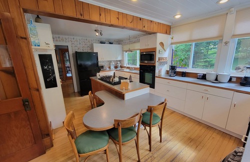 Franklin House | 1660 Guest House; Waterfall, Creek, Large Deck, Fire Ring