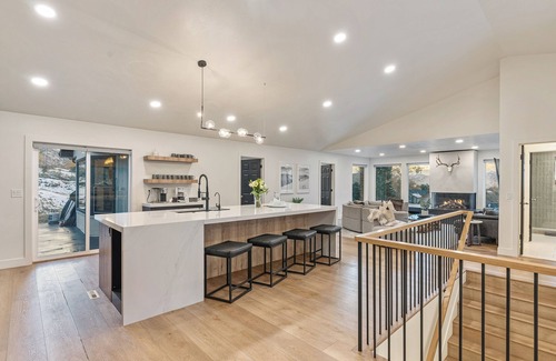 Sandy House | 16person. 10 BD, Dual Hot Tub. 20 min to Ski Resorts