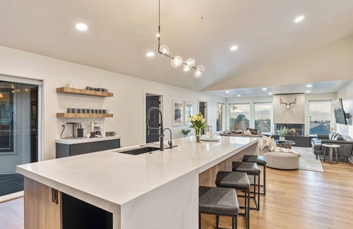 Sandy House | 16person. 10 BD, Dual Hot Tub. 20 min to Ski Resorts