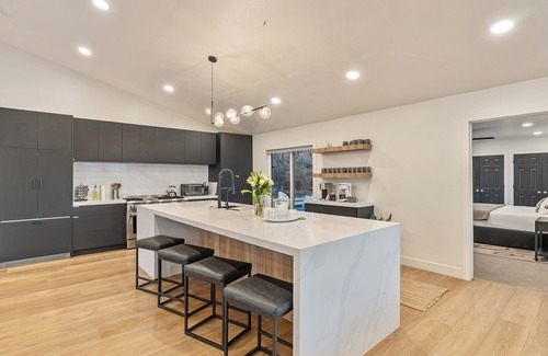 Sandy House | 16person. 10 BD, Dual Hot Tub. 20 min to Ski Resorts
