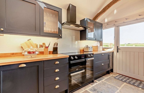Banbury Cottage | 16th century converted mill in the Cotswolds with a hot tub -Little Barford Mill