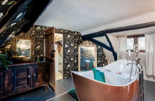 Kennington House | 16th Century Thatched Cottage!