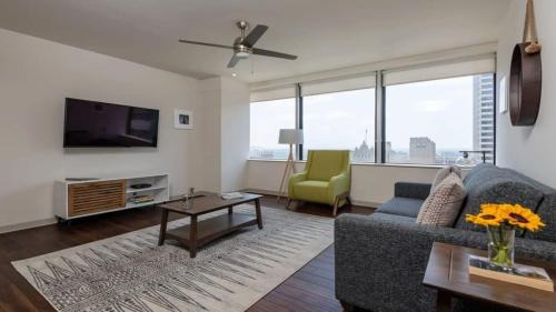 Downtown Dallas Apartment | 16th FL Bold CozySuites with pool, gym #3