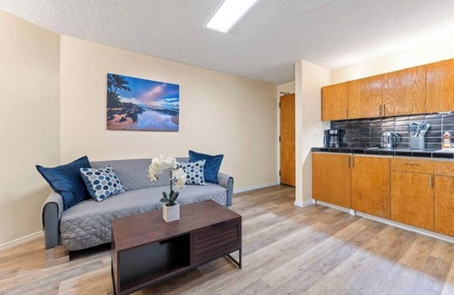 Downtown Honolulu Condo | 16th Fl Executive Center 1BR Condo | Parking | Pool | City View