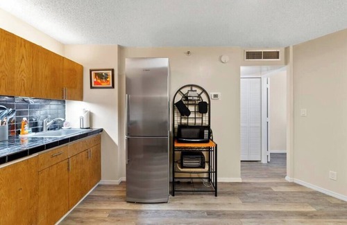 Downtown Honolulu Condo | 16th Fl Executive Center 1BR Condo | Parking | Pool | City View