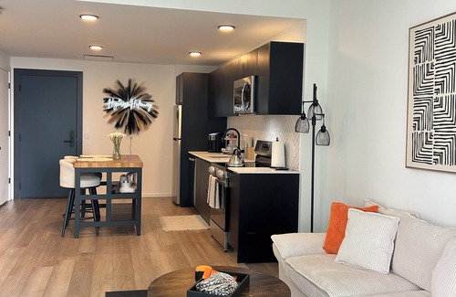 Midtown Apartment | 16th Floor 1-bedroom apartment in lovely Midtown with AC, WiFi, Pool near FOX