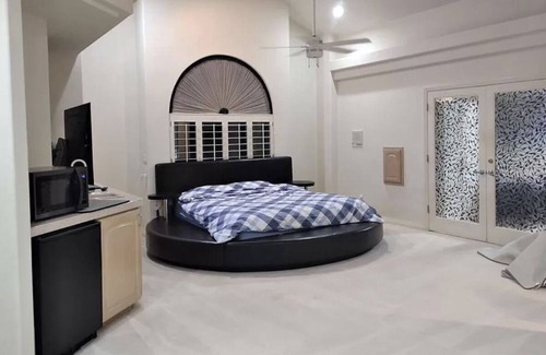 Rainbow Park House | 17 Beds | Mini Scarface Mansion | HeartOfVegas | Pool | Walk to Park Nearby!
