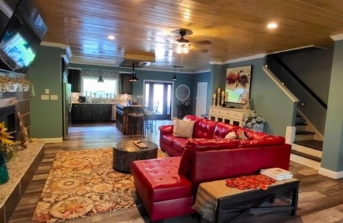 Westlake Corner House | 17 ft Swim Spa, hot tub, pool table, kayaks, 3 kitchens, wifi
