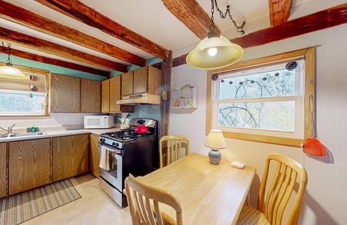 North Freedom Cottage | 170 Year old countryside cottage with deck - Location near Devil's Lake