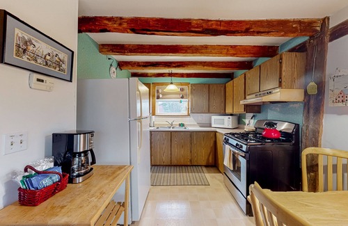 North Freedom Cottage | 170 Year old countryside cottage with deck - Location near Devil's Lake