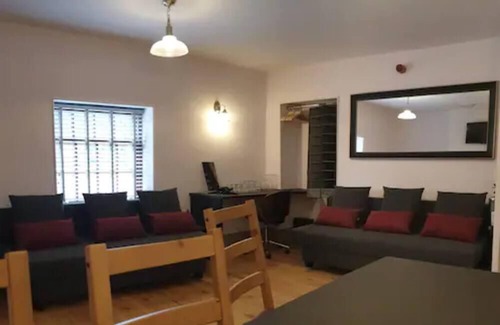 Burnley Cottage | 1700s Canalside Cottage Sleeps up to 12 Guests
