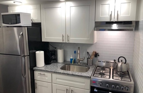 Industry Apartment | 1703 2H · Splendorous 2bed Apt/20 min to NYC-Parking Avail