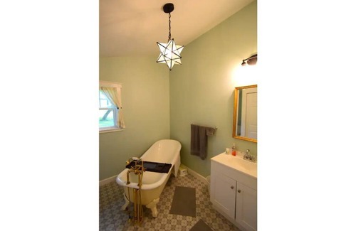 Paris House | 1790s cottage in Millersburg