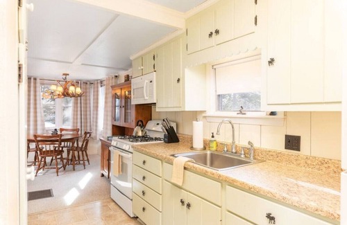 Cranmore Birches Cabin | 17SM · Renovated 1BR|Deck |Washer/Dryer