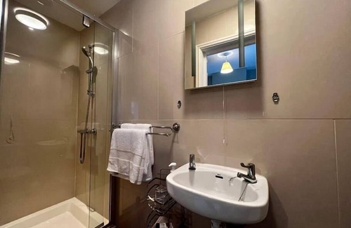 Cowbridge House | 17th century cottage on farm in Vale of Glamorgan