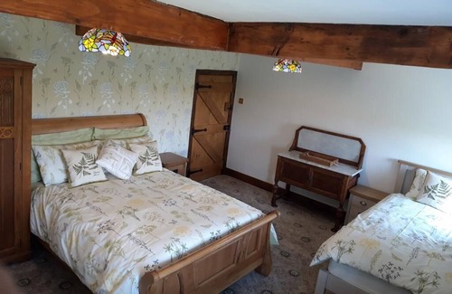 Alberbury Bed & Breakfast | 17th Century Shropshire Farmhouse - Wonky Room