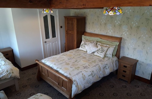 Alberbury Bed & Breakfast | 17th Century Shropshire Farmhouse - Wonky Room