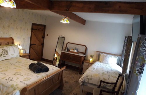 Alberbury Bed & Breakfast | 17th Century Shropshire Farmhouse - Wonky Room