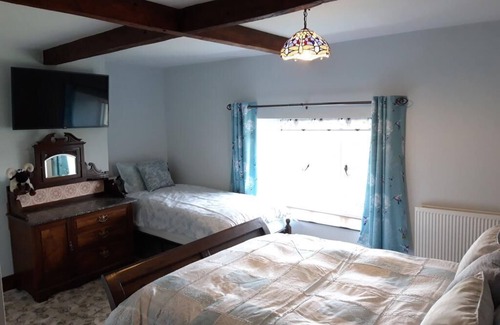 Alberbury Bed & Breakfast | 17th Century Shropshire Farmhouse - AB Room