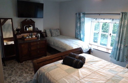 Alberbury Bed & Breakfast | 17th Century Shropshire Farmhouse - AB Room