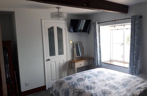 Alberbury Bed & Breakfast | 17th Century Shropshire Farmhouse - Scary Room