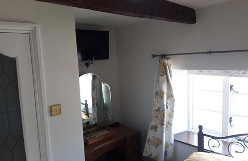 Alberbury Bed & Breakfast | 17th Century Shropshire Farmhouse - XB Room