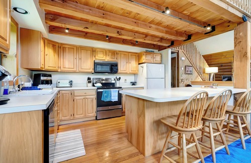 Weston House | 18+ acres! Sun drenched 5 bedroom. 12 min from Okemo! VAST trails 5 min away!