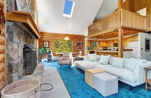 Weston House | 18+ acres! Sun drenched 5 bedroom. 12 min from Okemo! VAST trails 5 min away!