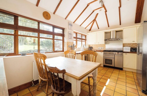 Luton Cottage | 18 century cottage nr Harry Potter Studios, London & Luton Airport. Pet friendly