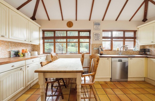 Luton Cottage | 18 century cottage nr Harry Potter Studios, London & Luton Airport. Pet friendly